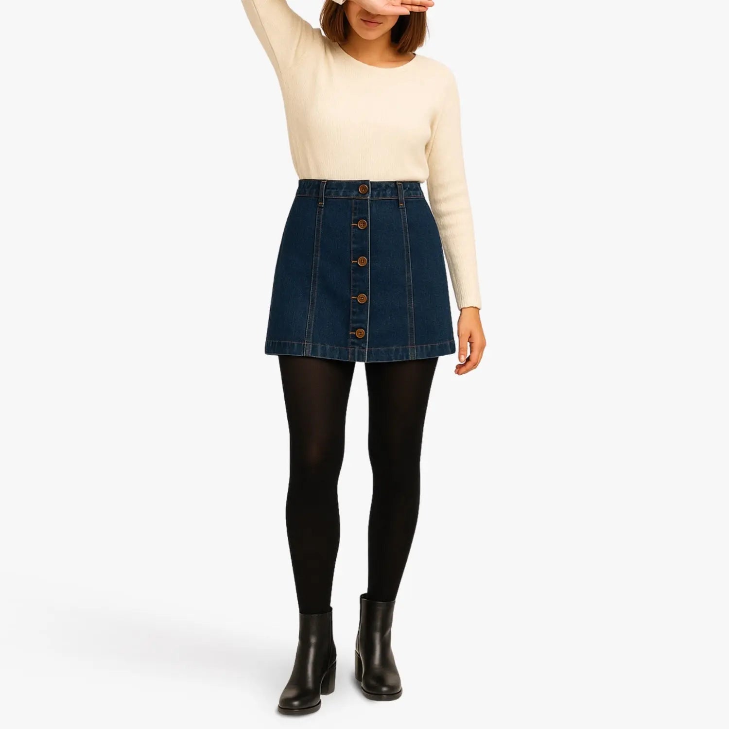 Femme en jupe en jean et bottines portant un collant de contention opaque noir au quotidien
