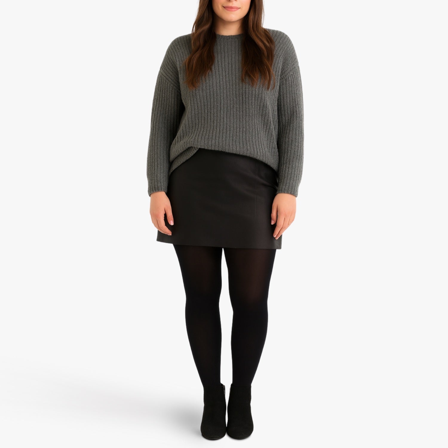 Femme en jupe et bottines portant un collant de contention noir sans pieds au quotidien