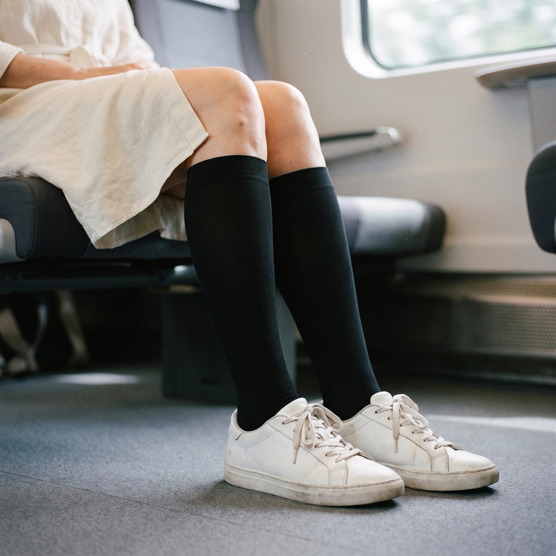 Chaussettes de contention à pieds ouverts classe 2 portées en voyage